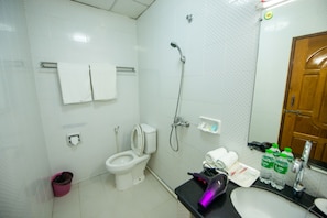 Superior Double or Twin Room | Bathroom