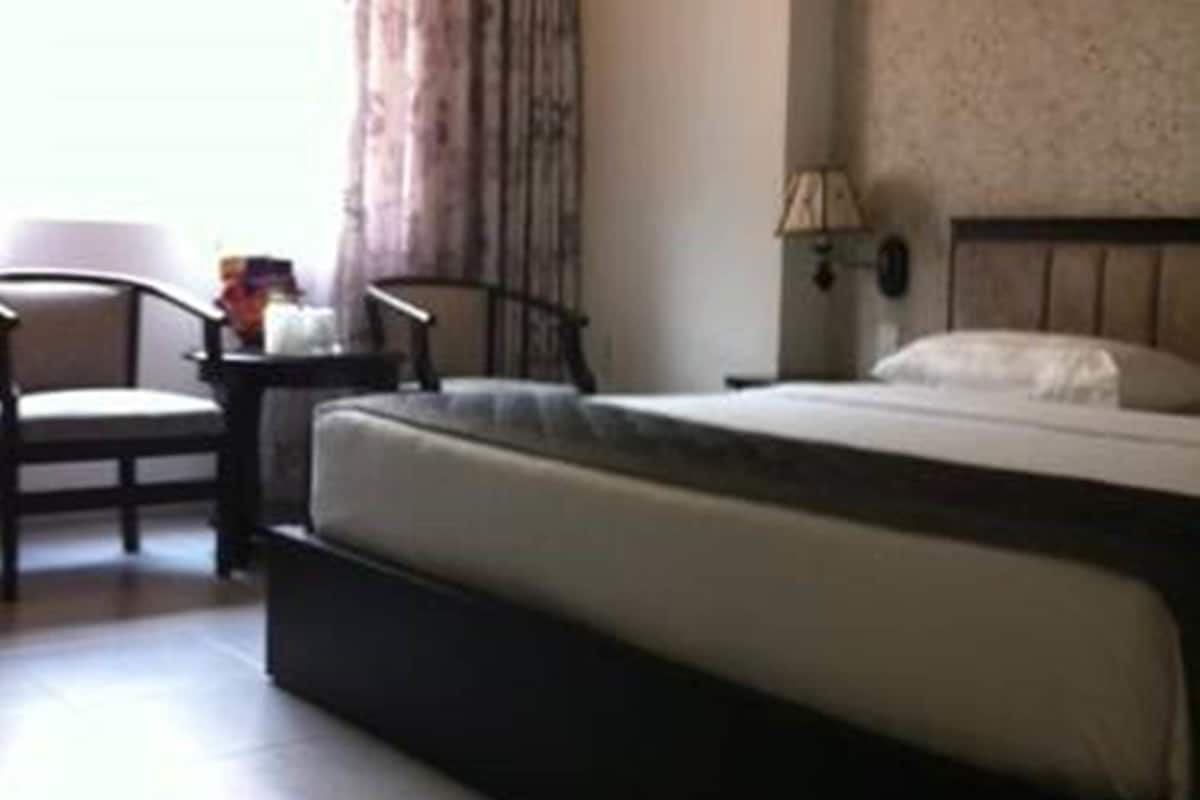 In-room safe, desk, free WiFi