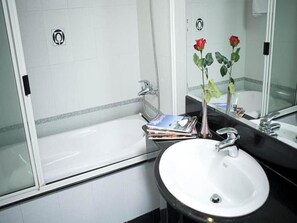 ของใช้ในห้องน้ำฟรี, ไดร์เป่าผม (มีให้บริการตามคำขอ), ผ้าเช็ดตัว