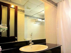 Bathroom - Hoang Vinh Hotel (Ho Chi Minh City)