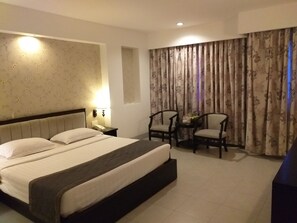 ตู้นิรภัยในห้องพัก, โต๊ะทำง าน, Wi-Fi ฟรี
