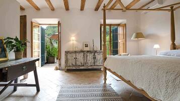 Tweepersoonskamer, terras | Een kluis op de kamer, individueel gedecoreerd, individueel gemeubileerd