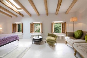 Caja de seguridad en la habitación y decoración personalizada 