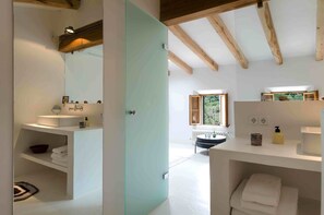 Superior Double Room | Bathroom | Free toiletries, hair dryer, towels