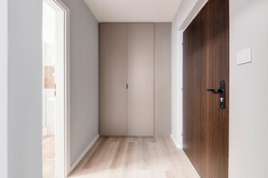 Superior-Dreibettzimmer | Wohnbereich | 54-cm-Flachbildfernseher mit Kabelempfang, Fernseher