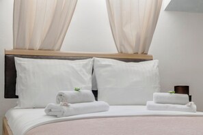 Economy Double Room | Desk, iron/ironing board, free WiFi, bed sheets - Hotel Koruna (Prague)