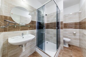 Economy Quadruple Room | Bathroom | Shower, free toiletries, hair dryer, towels - Hotel Koruna (Prague)