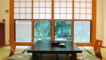 Japanese Tatami Room, Non-smoking (Customer cannot check-in after 9pm) No Restaurant around Hotel. | In-room dining