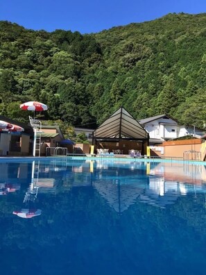 Piscine extérieure, parasols de plage