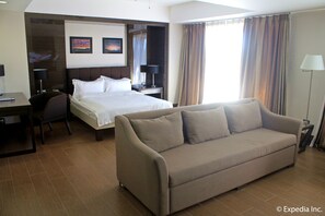 In-room safe, desk, iron/ironing board, bed sheets