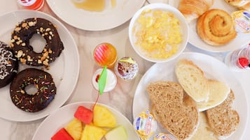 朝食 (ビュッフェ)、毎日提供 (有料)