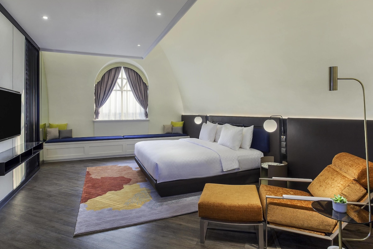 Suíte executiva, 1 cama King | Frigobar, cofres nos quartos, escrivaninha, cortinas blackout