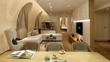Minibar, caja de seguridad en la habitación y escritorio