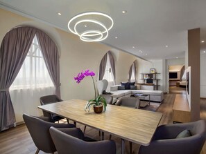 Presidentiële suite, Meerdere bedden | Een minibar, een kluis op de kamer, een bureau, verduisterende gordijnen