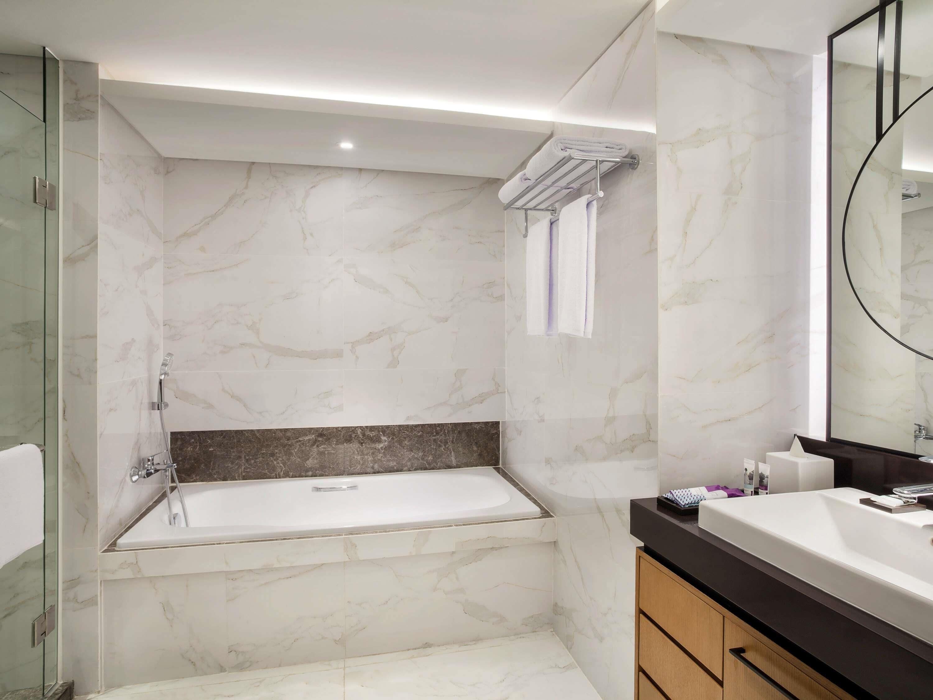 Minibar, brankas, meja kerja, dan tirai kedap cahaya