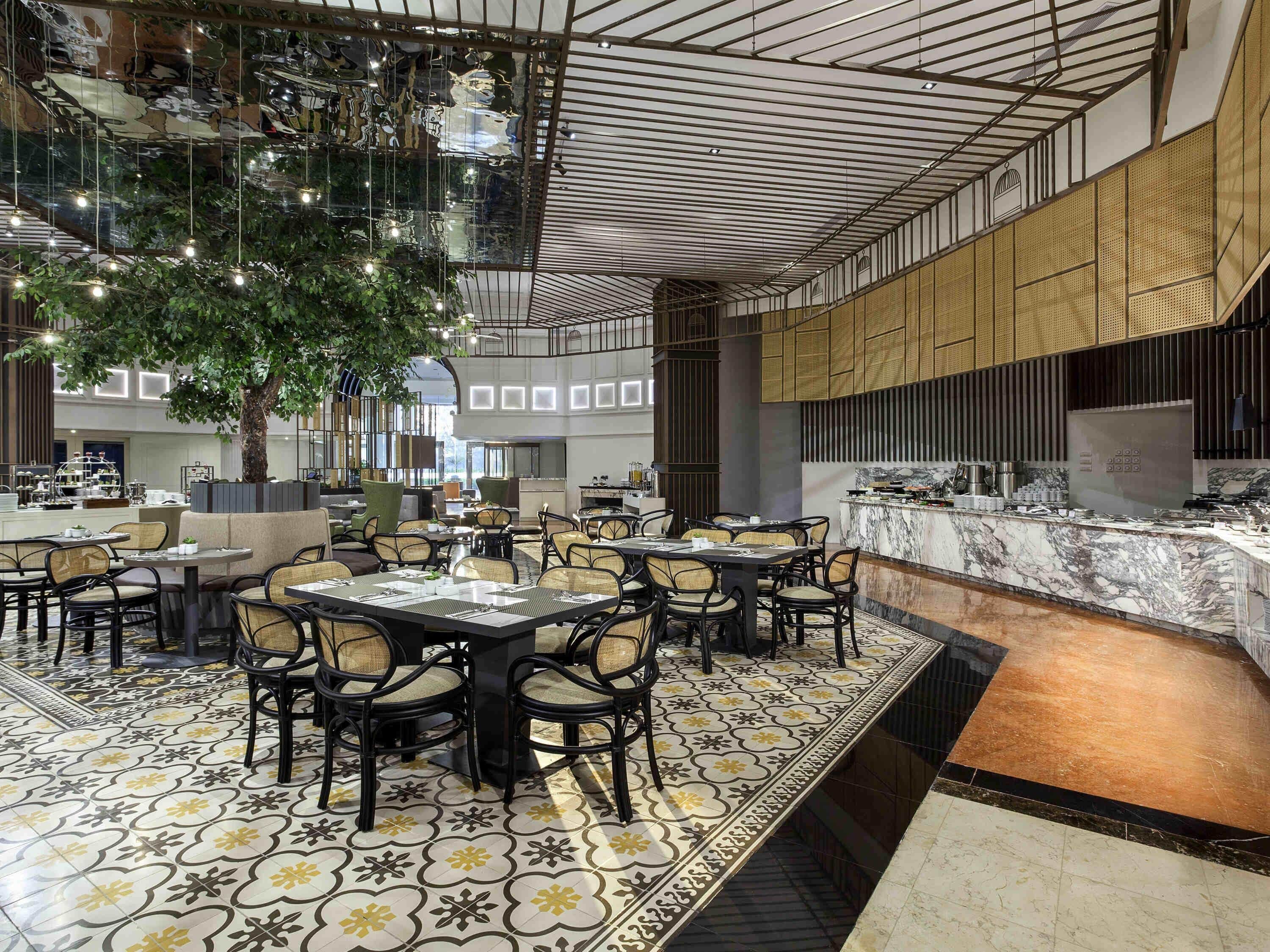 2 restaurants; breakfast, lunch, and dinner served