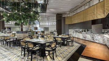 2 restaurants; breakfast, lunch, and dinner served