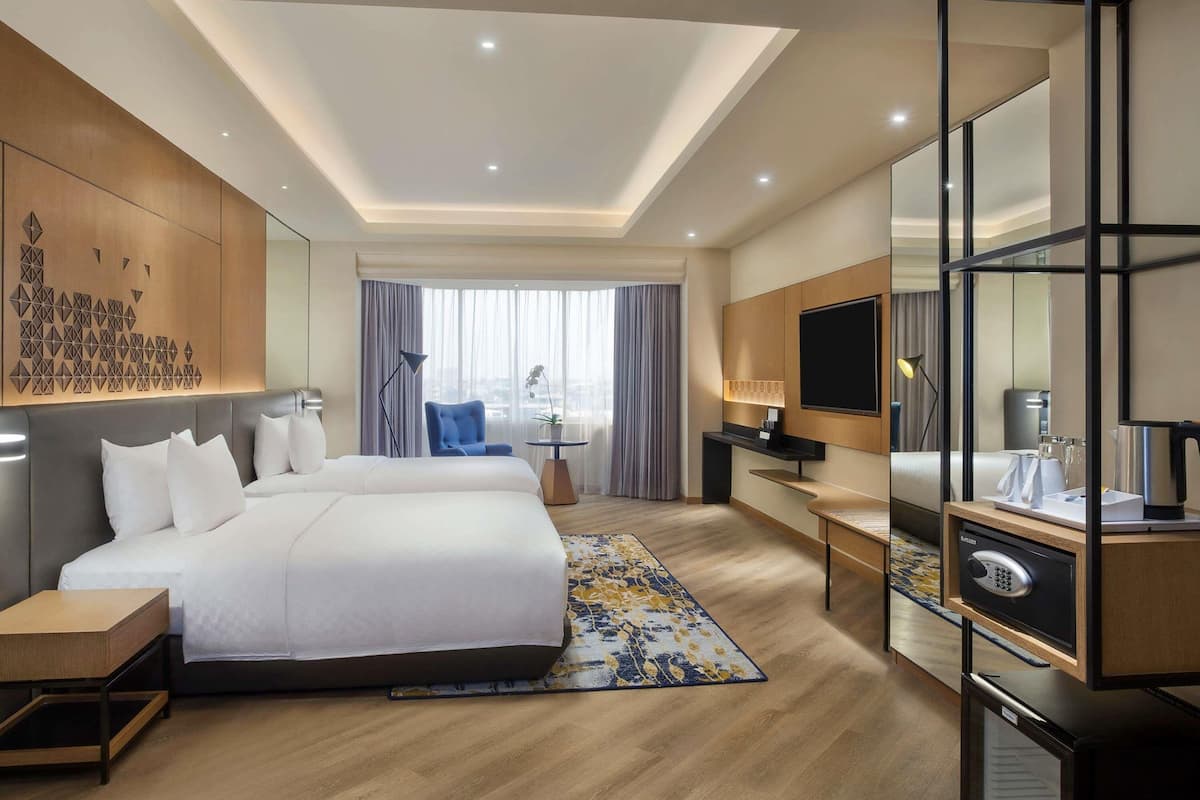 Family Room, 2 Katil Ratu (Queen) | Bar mini, peti besi dalam bilik, meja, langsir/tirai gelap terus 