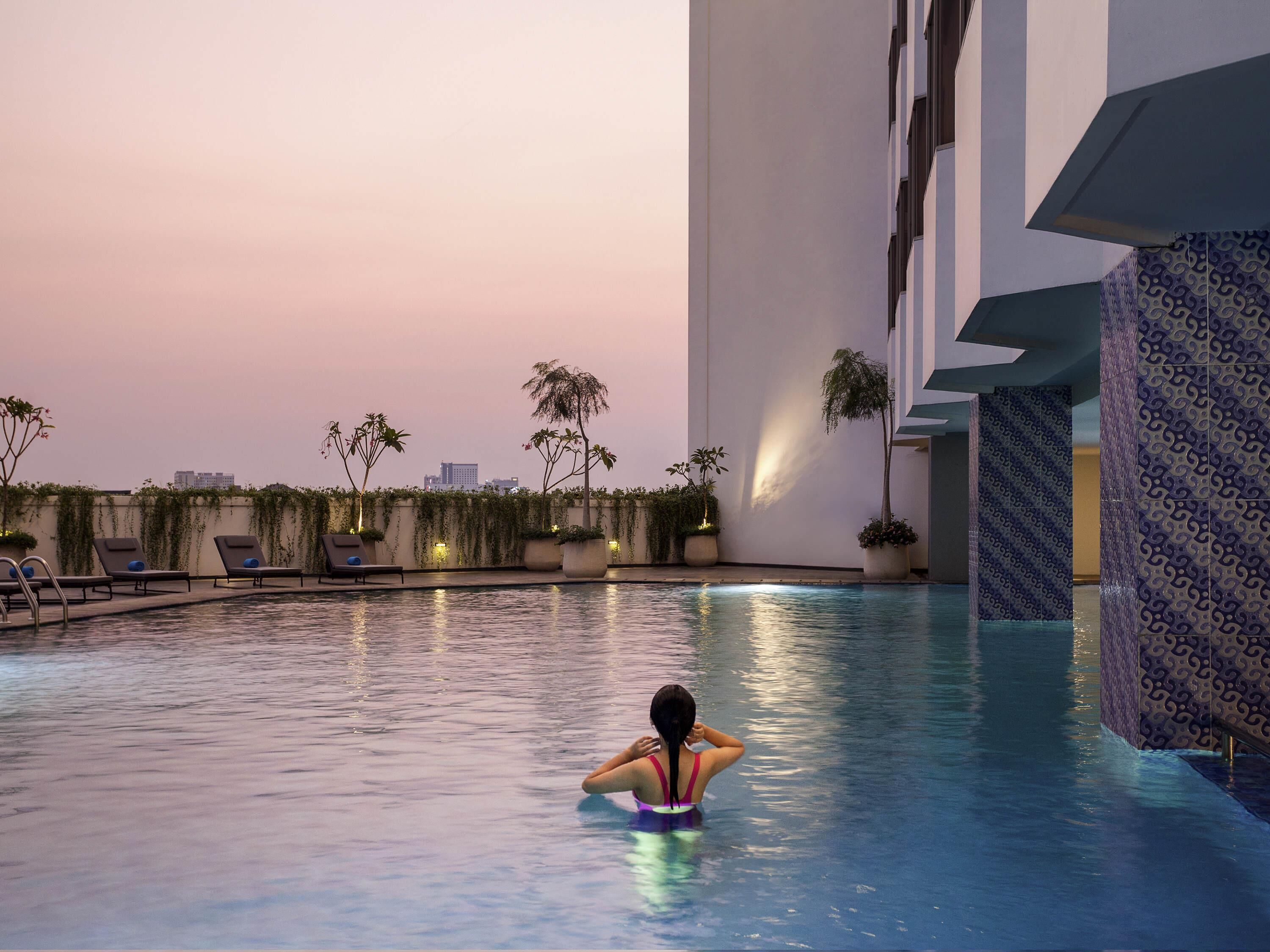 Una piscina al aire libre, tumbonas