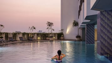 Una piscina al aire libre, tumbonas