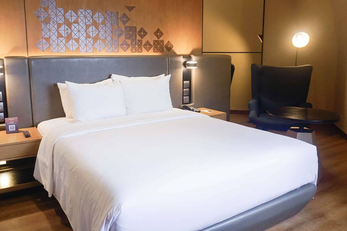 Classic Room, 1 Katil Ratu (Queen) | Bar mini, peti besi dalam bilik, meja, langsir/tirai gelap terus 