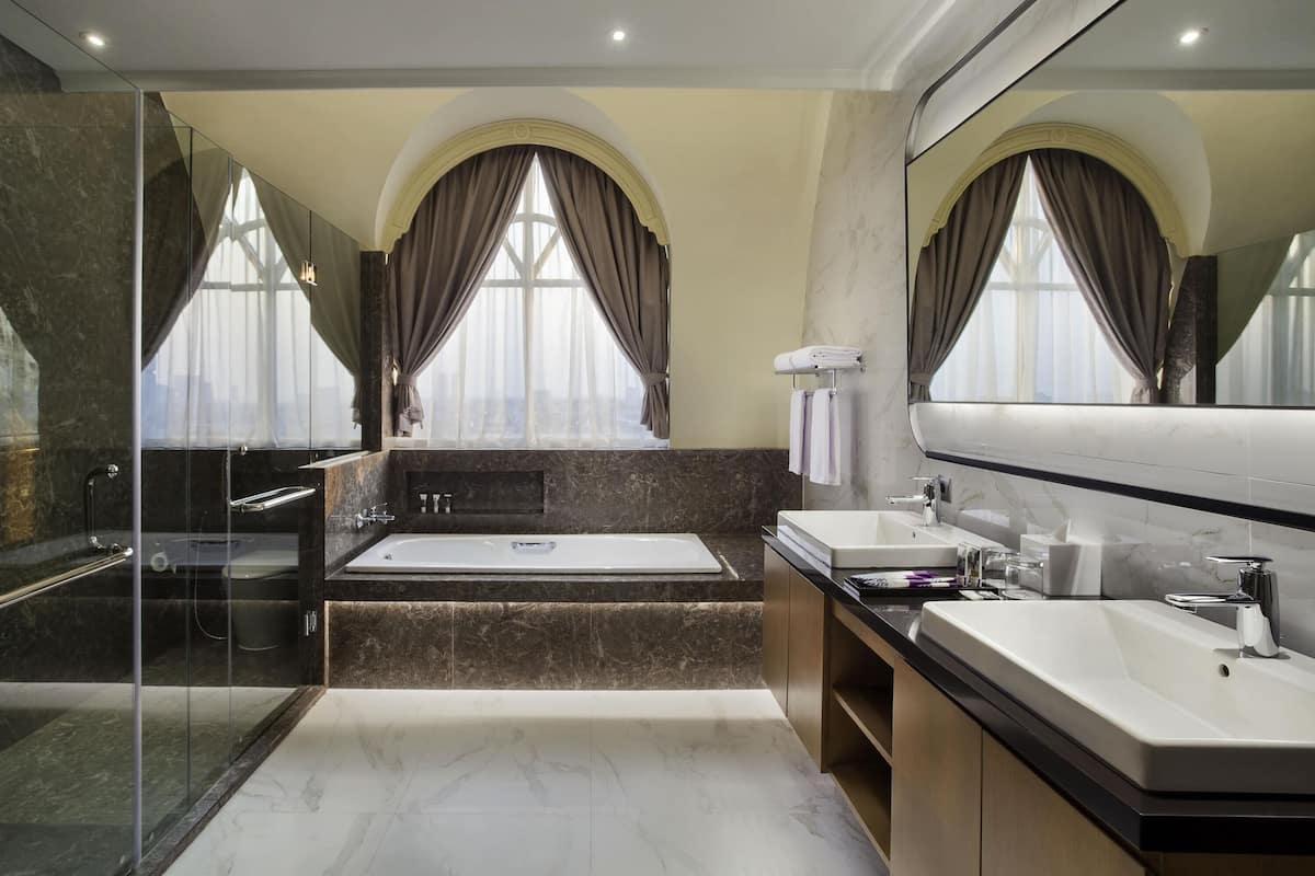 Suite exécutive, 1 très grand lit | Minibar, coffre-fort, bureau, rideaux d’obscurcissement