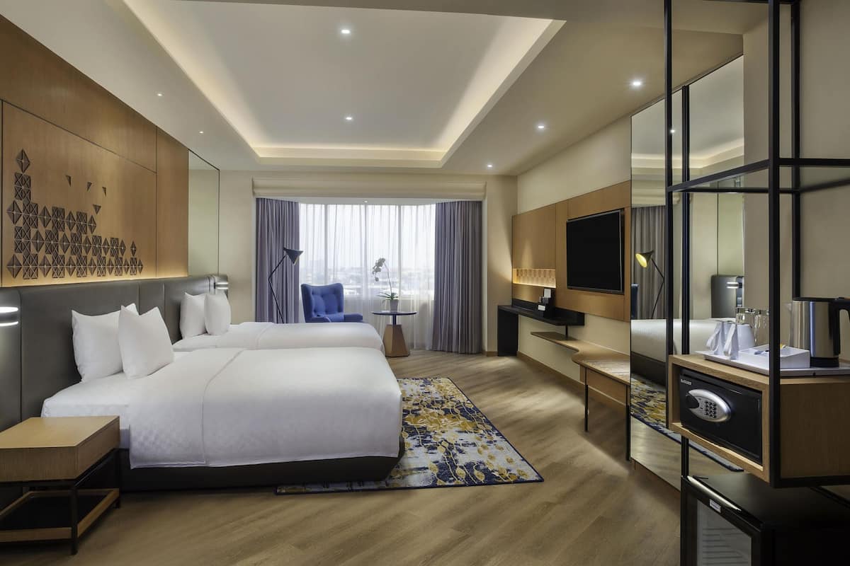 Phòng dành cho gia đình, 2 giường cỡ queen | Minibar, két bảo mật tại phòng, bàn, màn/rèm cản sáng