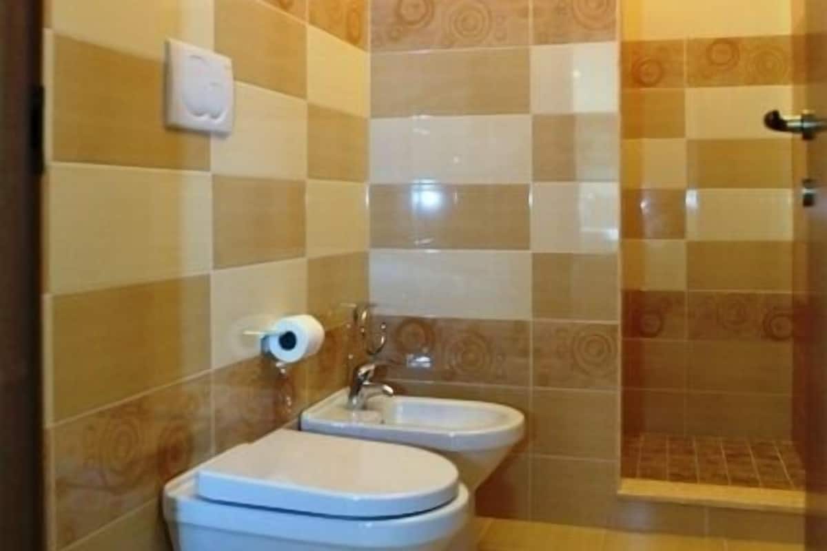 Chuveiro, produtos de toalete grátis, secador de cabelo 