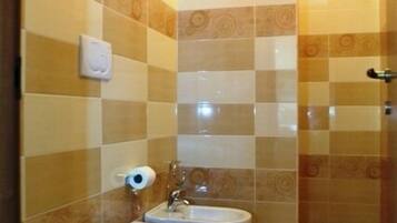 Douche, articles de toilette gratuits, sĂšche-cheveux