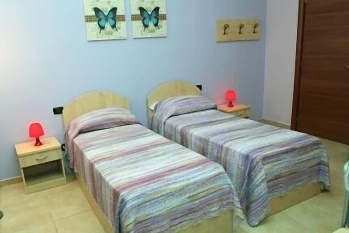 Quarto conforto | Escrivaninha, quartos à prova de som, berços grátis