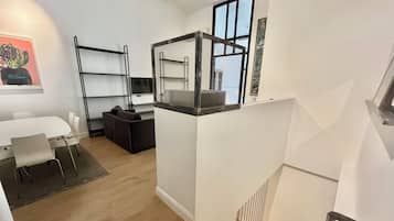 Loft Suite with Kitchen and Terrace | Aire de séjour | Téléviseur ACL