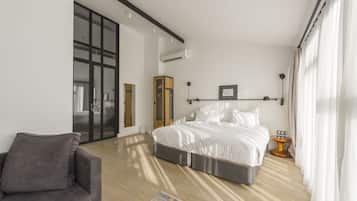 Loft Suite with Kitchen and Terrace | Frigobar, cofres nos quartos, escrivaninha