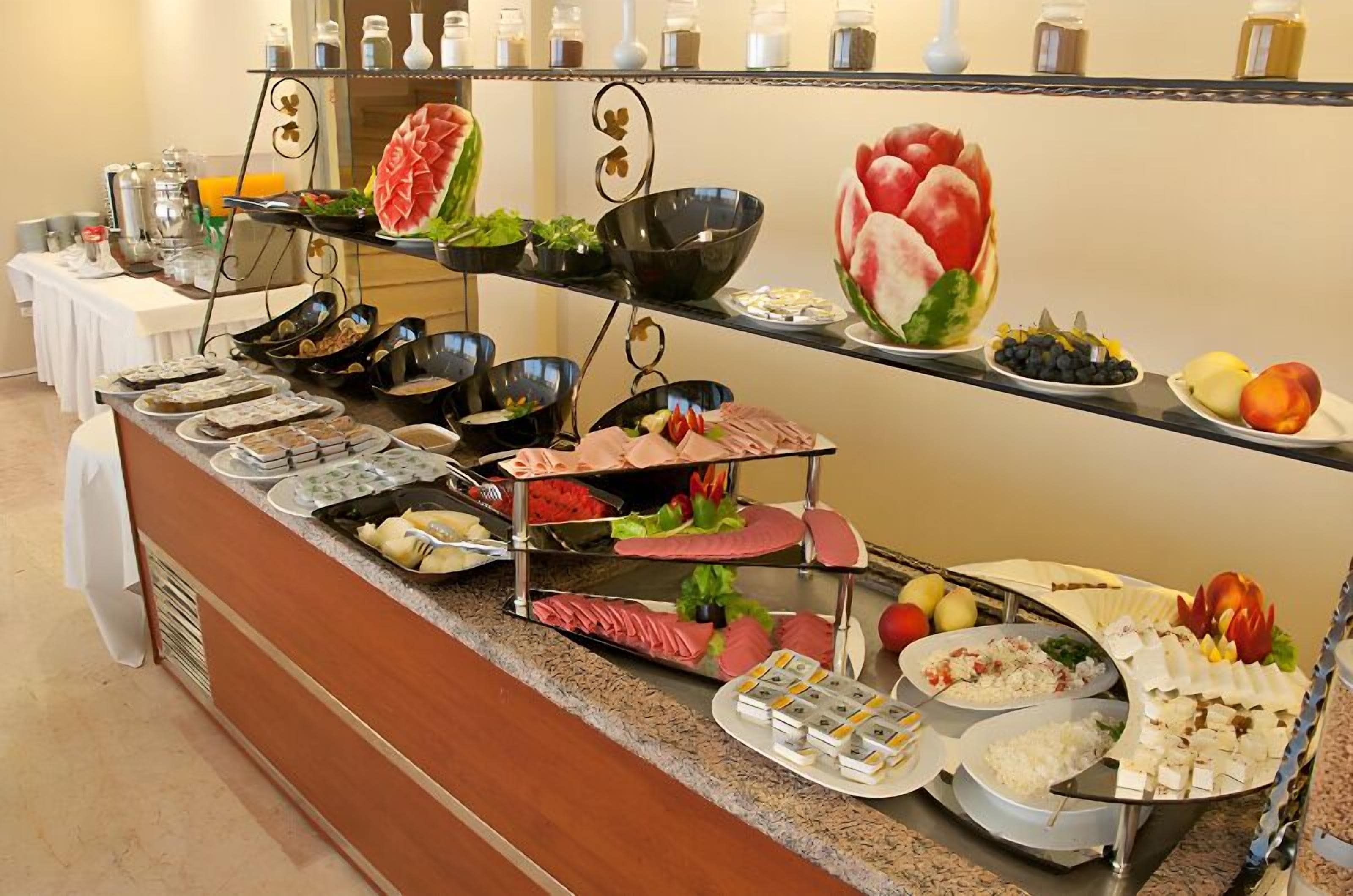 朝食 (ビュッフェ)、毎日提供 (無料)