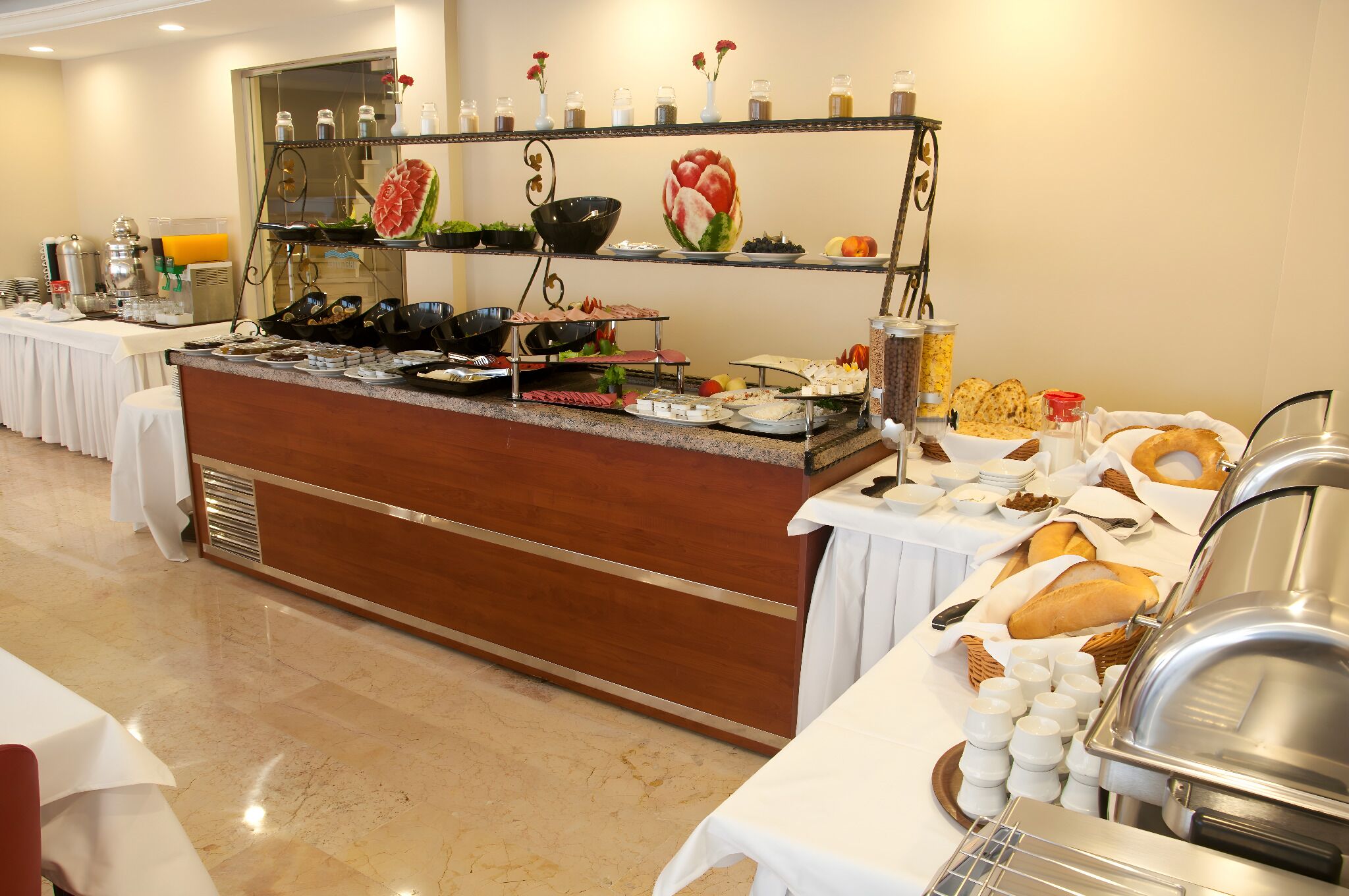 Un buffet con diversi cibi e condimenti.