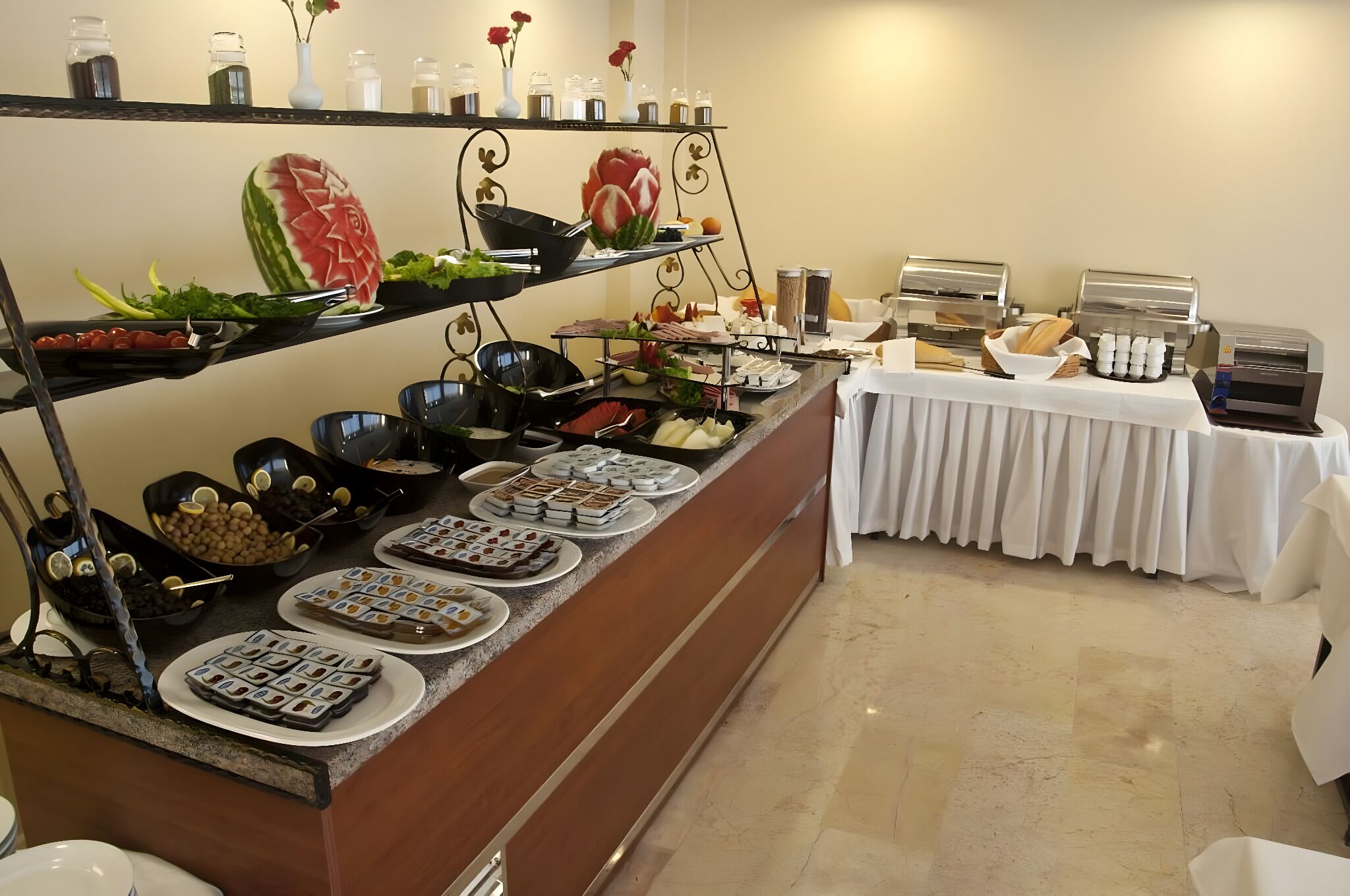 Een buffet met verschillende gerechten en toevoegingen.