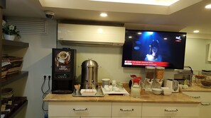 Frokostbuffé hver dag (EUR 7 per person)