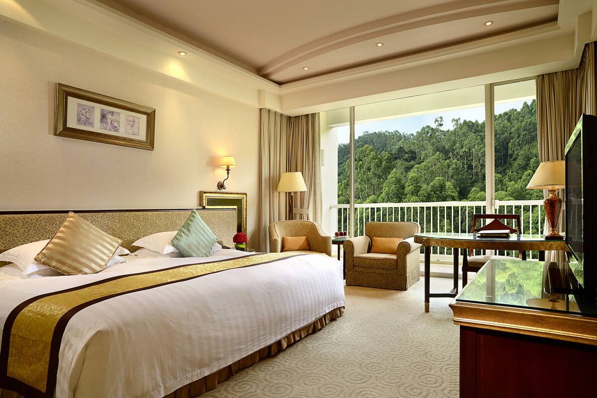 Minibar, Zimmersafe, Schreibtisch, Verdunkelungsvorhänge