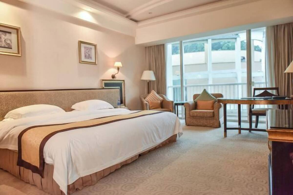 Minibar, Zimmersafe, Schreibtisch, Verdunkelungsvorhänge