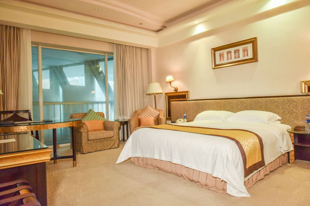 Minibar, Zimmersafe, Schreibtisch, Verdunkelungsvorhänge