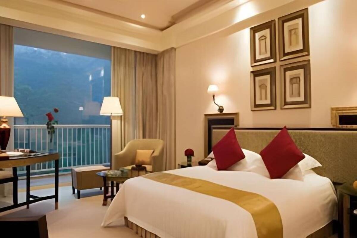 Minibar, Zimmersafe, Schreibtisch, Verdunkelungsvorhänge