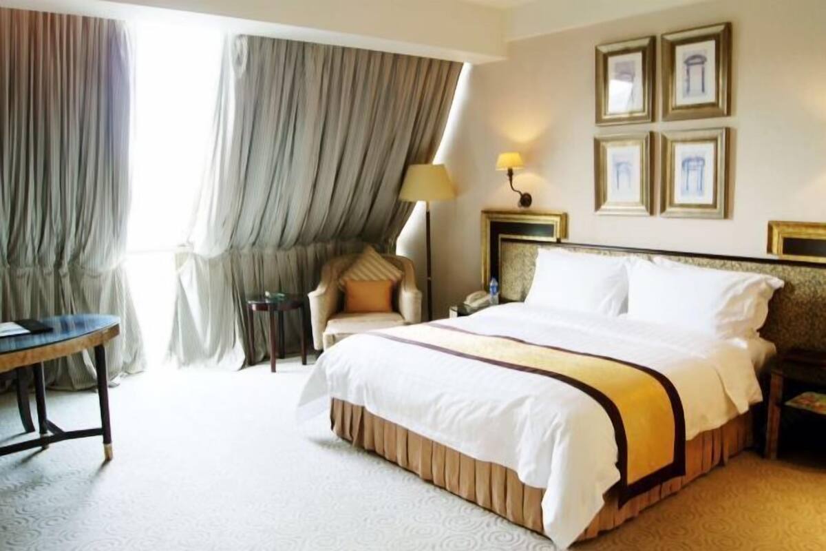 Minibar, Zimmersafe, Schreibtisch, Verdunkelungsvorhänge