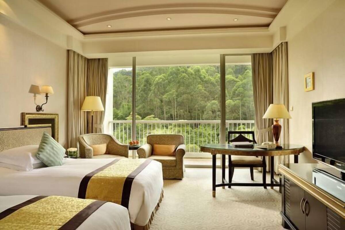 Minibar, Zimmersafe, Schreibtisch, Verdunkelungsvorhänge