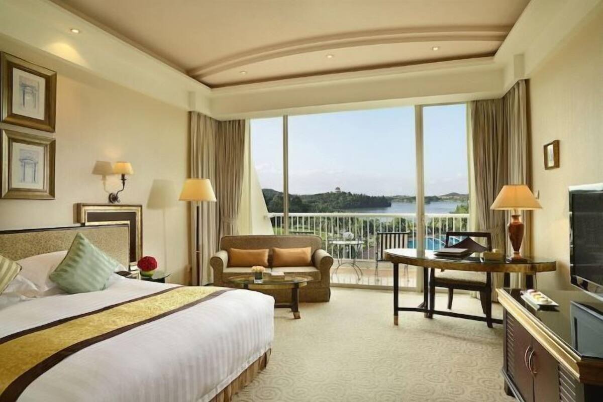 Minibar, Zimmersafe, Schreibtisch, Verdunkelungsvorhänge