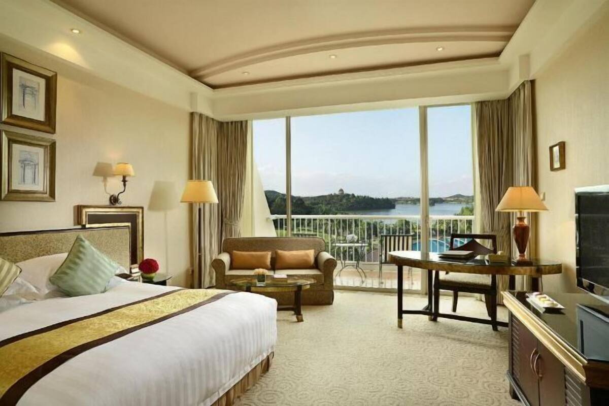 Minibar, Zimmersafe, Schreibtisch, Verdunkelungsvorhänge