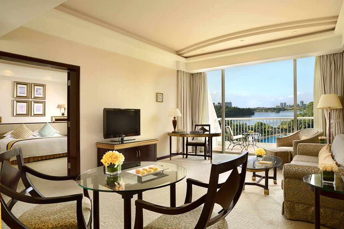 Superior-Suite, 1 Queen-Bett, Nichtraucher | Wohnzimmer | Flachbildfernseher