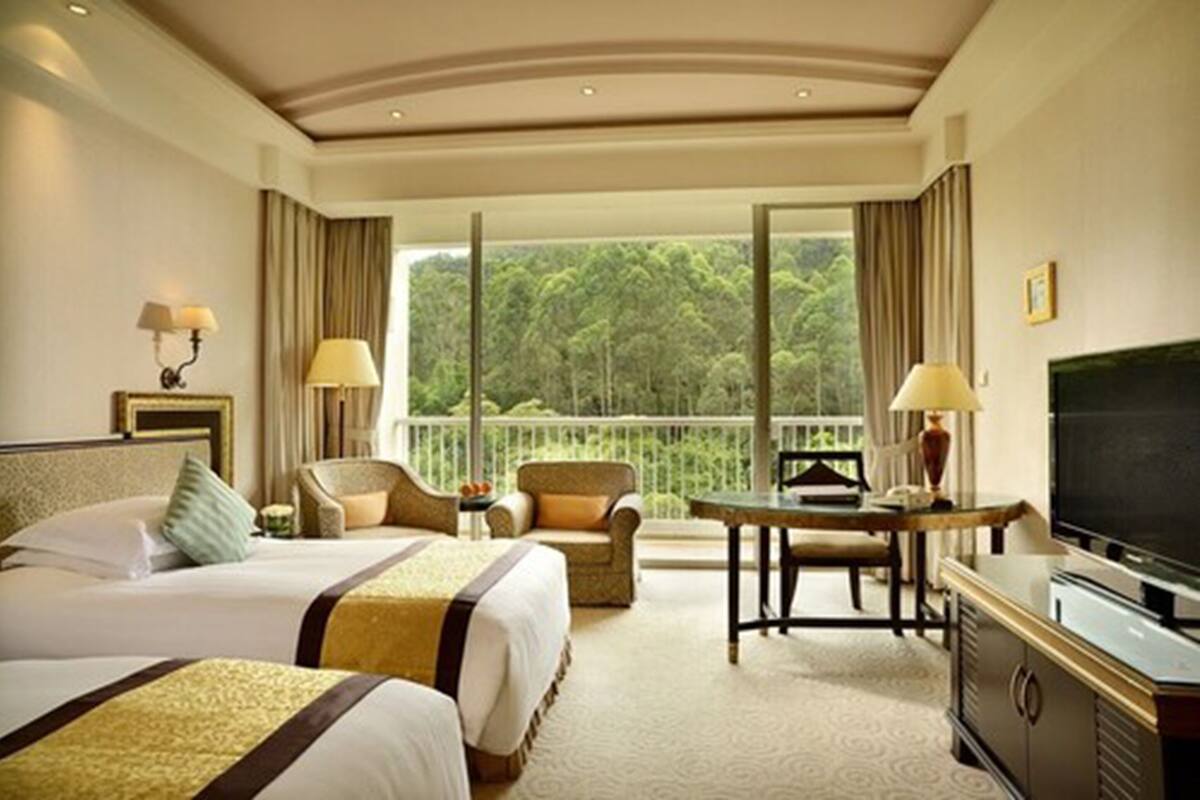 Minibar, Zimmersafe, Schreibtisch, Verdunkelungsvorhänge