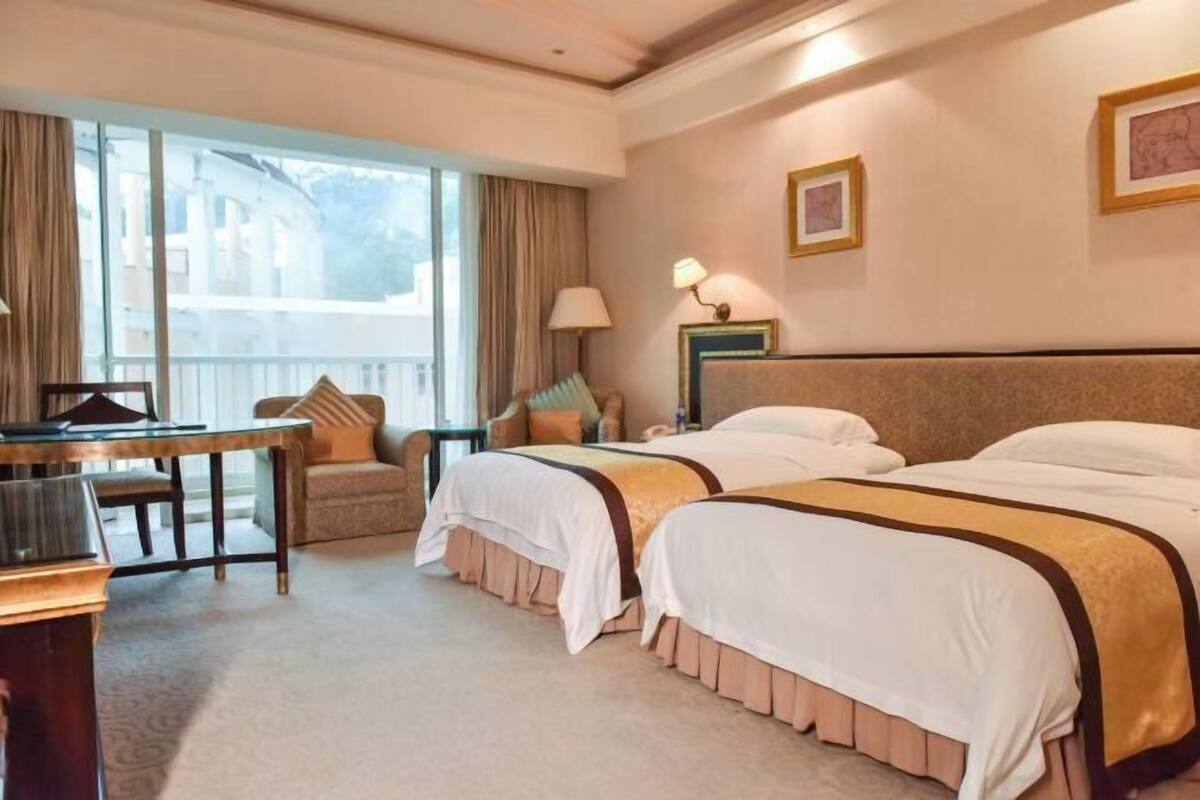 Minibar, Zimmersafe, Schreibtisch, Verdunkelungsvorhänge