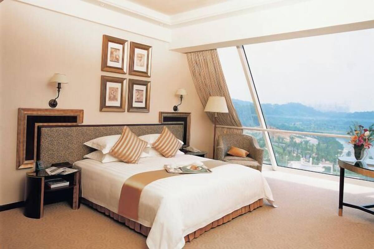 Minibar, Zimmersafe, Schreibtisch, Verdunkelungsvorhänge