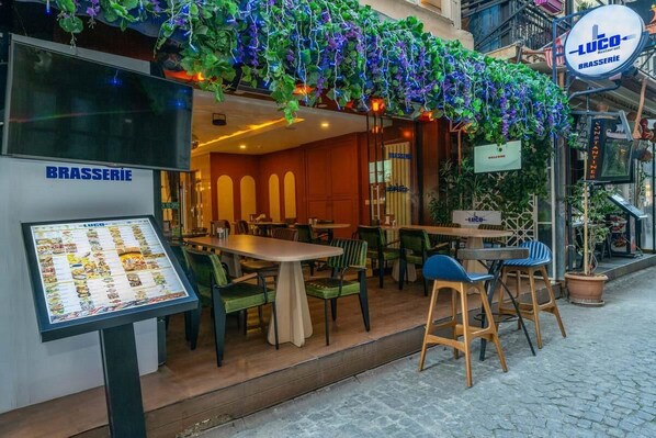 Ofereix taules a l'aire lliure i s'hi serveixen dinars i sopars