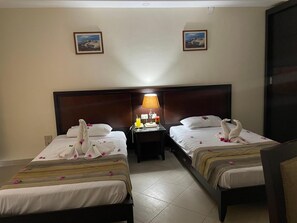 ميني بار وخزنة داخل الغرفة ومكتب وستائر تعتيم